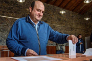 El presidente de la ejecutiva del PNV, Andoni Ortuzar, vota este domingo para las elecciones generales.-EFE / JAVIER ZORRILLA