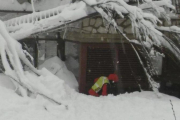 Operación de rescate en el hotel Rigopiano tras la avalancha en Farindola, el 19 de enero.-EFE / ITALIAN MOUNTAIN RESCUE CNAS HAN