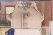 Placa conmemorativa colocada por el Ayuntamiento en recuerdo del joven.-ECB
