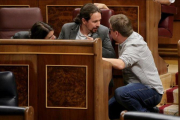 Xavier Domènech conversa con Pablo Iglesias durante el pleno del Congreso de los Diputados.-JOSÉ LUIS ROCA
