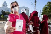 Una manifestante contra la prohibición del aborto.-AP