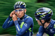 Nairo Quintana charla con Alejandro Valverde, durante un entrenamiento en Düsseldorf.-AFP / PHILIPPE LÓPEZ