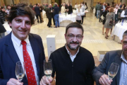David Sebastián, distribuidor de la marca para Burgos, el enólogo de Juvé & Camps, Antoni Cantós, y el distribuidor de los cavas para la zona norte, Iñaki Izaguirre, en la cata de ayer.-RAÚL OCHOA