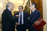 El consejero de Sanidad, Antonio Sáez Aguado (c), junto a los cardiólogos, Francisco Fernández-Avilés (i), y José Alberto San Román, momentos antes de inaugurar el VII Curso de Gestión de Investigación Biomédica, que se celebra en Valladolid-Efe