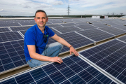 Martín Zaldo, director gerente de Norsol, junto a unos paneles solares instalados por la compañía en Ural Motor.  / TOMÁS ALONSO
