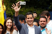 Juan Guaidó, con sus seguidores en Caracas.-REUTERS / CARLOS GARCÍA RAWLINS