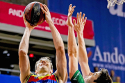 Stevic gana la partida a Carlos Suárez en un partido con el Andorra.-ACB PHOTO / ALBERT MARTÍN