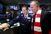 Karl-Heinz Rummenigge, junto a un agente de Bolsa en la visita del Bayern a Wall Street.-EFE / JUSTIN LANE
