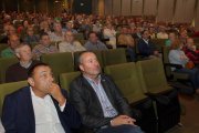El presidente de Asaja Palencia, Honorato Meneses (I) y el presidente regional, Donaciano Dujo (D), en la asamblea general ordinaria donde se presenta la memoria de actividades del pasado año.-ICAL
