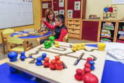 Un usuario realiza con la maestra Montse Cabrejas una actividad. ISRAEL L. MURILLO