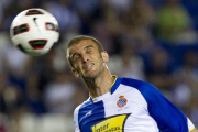 El exjugador del Espanyol Iván Alonso rematando de cabeza un balón-ARCHIVO