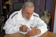 Fidel Castro prepara su voto para las elecciones municipales en su casa de La Habana.-Foto: AP