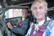 Albert Rivera y Jesús Calleja, en el coche en el que corrieron el rali.-MEDIASET