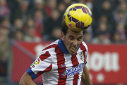 Godín remata de cabeza consiguiendo el tercer gol para su equipo.-EFE