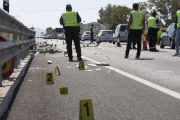 Agentes de la Guardia Civil, en el accidente de Oliva.-NATXO FRANCÉS