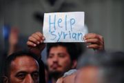 Un inmigrante sirio protesta en la estación húngara de Keleti que las autoridades del país han cerrado para impedir que más refugiados lleguen a Alemania.-AFP / ATTILA KISBENEDEK