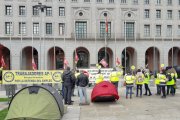 Concentración de trabajadores de la AP-1, ayer, a las puertas del Ministerio de Fomento hasta que les confirmaron la subrogación de 62 puestos de empleo.-ECB