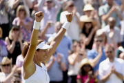 Garbiñe Muguruza celebra su pase a octavos de final en Wimbledon.-Foto: EFE / FACUNDO ARRIZABALAGA