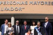 Los reyes de las fiestas posaron junto a las autoridades.-G. G.