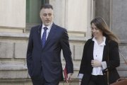El ex consejero madrileño Alberto López Viejo a su llegada a la Audiencia Nacional acompañado de su abogada.-PACO CAMPOS (EFE)
