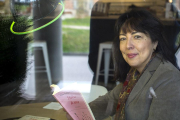 Elena Gallego sujeta ‘Haikus de amor’, que compartirá hoy con sus paisanos.-Israel L. Murillo