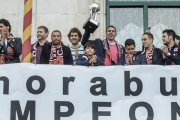 El capitán del Autocid Ford, Jorge García, ofrece la copa de campeones a los aficionados reunidos en la Plaza Mayor, ayer.-SANTI OTERO