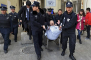 Varios policías sacan a rastras a Chen del hospital.-Foto:   CHINA STRINGER NETWORK / REUTERS