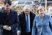Merkel llega a la sede del SPD, en Berlín, para participar en la negociación, este domingo, 4 de febrero.-EFE / TILL RIMMELE