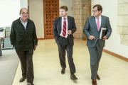 FernándezSantos (PSOE), el alcalde, Javier Lacalle, y el concejal de Hacienda, Salvador de Foronda.-ISRAEL L. MURILLO