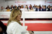 Díaz, en primer plano, con Sánchez al fondo, en el comité federal del PSOE del pasado 28 de diciembre.-JOSÉ LUIS ROCA