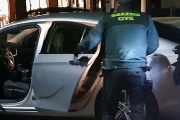 Un agente de la Guardia Civil junto al vehículo de los detenidos.-ECB