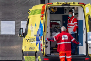 Dos sanitarios trasladan a una persona herida al Hospital Universitario de Burgos (HUBU). SANTI OTERO
