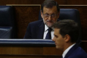 El presidente del Gobierno, Mariano Rajoy, en una sesión parlamentaria observa el paso del líder de Cs, Albert Rivera.-AGUSTIN CATALAN (ARCHIVO)