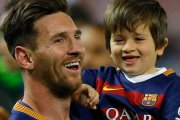 Messi, con su hijo Thiago, en la celebración de un título del Barça.-AP / FRANCISCO SECO