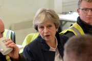 May, durante una visita a unas obras en Old Buckenham (Norfolk), el 26 de octubre.-REUTERS