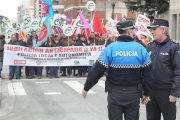 Los agentes, ayer, en la protesta junto a la Subdelegación.-ISRAEL L. MURILLO