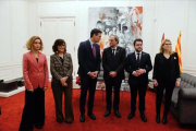 Los presidentes Pedro Sánchez y Quim Torra en Pedralbes, el pasado diciembre, junto a sus colaboradores.-JORDI COTRINA