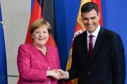 Merkel y Sánchez se estrechan la mano tras la rueda de prensa que han celebrado en Berlín.-FILIP SINGER (EFE)