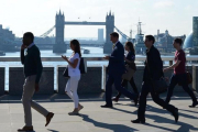 Varios transeúntes se dirigen a la City cruzando el puente de Londres, frente al puente de la Torre de Londres, el 24 de junio.-AFP / DANIEL SORABJI