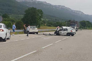 Los ocupantes de varios vehículos trataron de ayudar a las dos personas accidentadas en la CL-629 a la altura de Merindad de Montija.-ECB