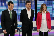 La candidata socialista a la Presidencia de la Junta de Andalucía, Susana Díaz, y los candidatos por IU, Antonio Maillo (c) y el popular Juanma Moreno, momentos antes de comenzar el debate electoral, esta noche en Sevilla.-Foto: JOSÉ MANUEL VIDAL / EFE