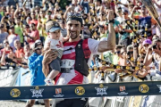 Luis Alberto Hernando cruza victorioso la línea de meta del Mundial con su hijo Martín en brazos-Desnivel