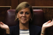María Dolores de Cospedal aplaude a Mariano Rajoy, el pasado jueves, durante el debate de investidura.-EFE / JUAN CARLOS HIDALGO