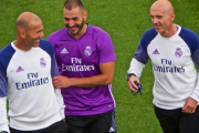 Zidane bromea junto a Zidane y a David Bettoni, uno de sus ayudantes, en el último entrenamiento del Madrid en Montreal.-EFE / ANDRE PICHETTE