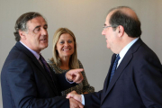 Julián Simón de la Torre y su compañera de partido Ana María Agudiez con Juan Vicente Herrera.-ICAL