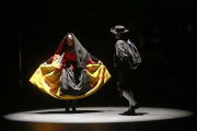 ‘Mañana voy a Burgos’ trazó un recorrido por las danzas de la provincia burgalesa en el Fórum.-Raúl Ochoa