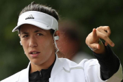 Garbiñe Muguruza se dirige al entrenamiento de este viernes, escuchando música en sus auriculares.-AFP / DANIEL LEAL-OLIVAS