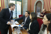El alcalde, Javier Lacalle, charla con el portavoz del grupo socialista, Daniel de la Rosa.-RAÚL G. OCHOA