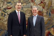 El Rey Felipe VI con el CEO de Netflix, Red Hastings, en el Palacio de la Zarzuela.-JAVIER LIZÓN (EFE)