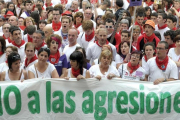 Protesta en Pamplona tras la violación colectiva a una joven durante los Sanfermines del año pasado.-VILLAR LOPEZ
